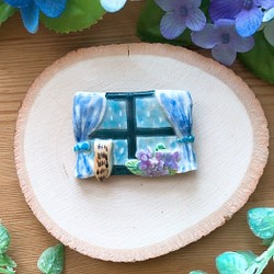 窓辺の陶器ブローチ-雨宿り-/陶器製 1枚目の画像