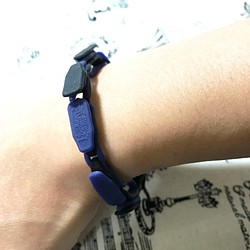 《戲手環》黑藍款【矽膠材質】(商品價格含台灣國內運費) 第1張的照片