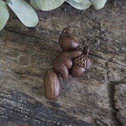 松鼠抱橡果胸針 (胡桃木)リス ゴムの実  ブローチ平滑 - 木彫り woodcarving 古鳴木刻工作室 1枚目の画像