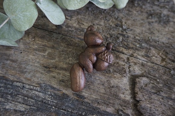 松鼠抱橡果胸針 (胡桃木)リス ゴムの実  ブローチ平滑 - 木彫り woodcarving 古鳴木刻工作室 1枚目の画像
