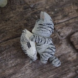 彩繪 木彫貓咪抱小魚 (灰x條紋) 胸針 ブローチ - 木彫り woodcarving 古鳴木刻工作室 第1張的照片
