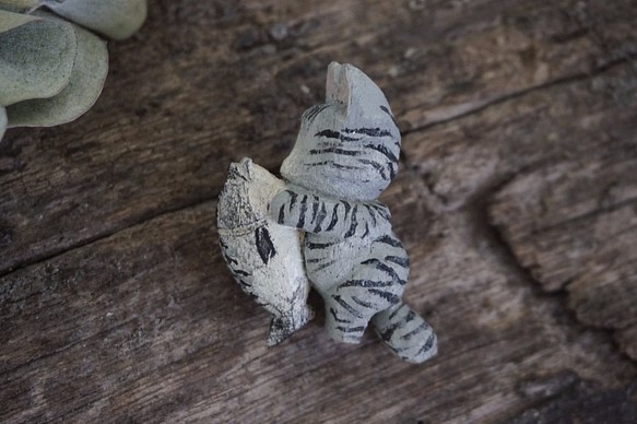 彩繪 木彫貓咪抱小魚 胸針 ブローチ - 木彫り woodcarving 古鳴木刻工作室 1枚目の画像
