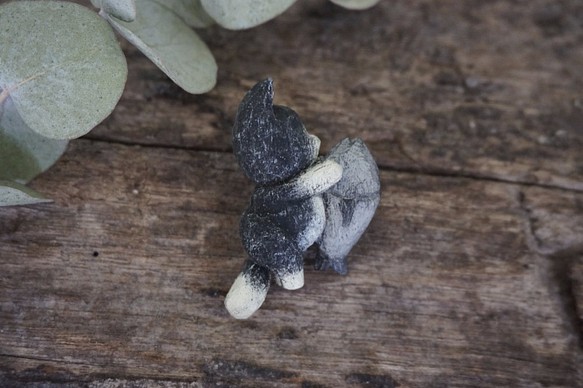 彩繪 木彫貓咪抱小魚 (黑x白) 胸針 ブローチ - 木彫り woodcarving 古鳴木刻工作室 第1張的照片