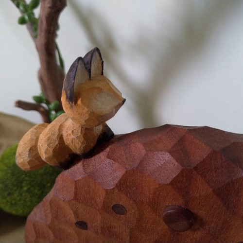 木彫小狐狸時計(樟木x胡桃木)-木彫りwoodcarving 古鳴木刻工作室雕刻古 