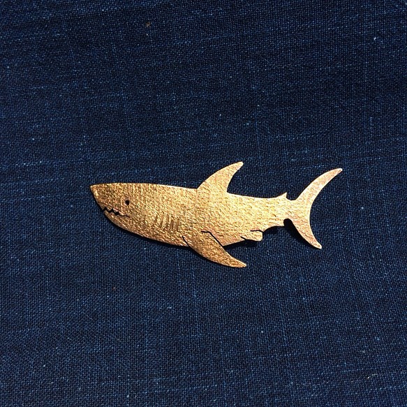 受注制作  サメ 真鍮ブローチ 1枚目の画像