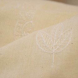 【KOKKA】北欧刺繍 / ダブルガーゼ / 刺繍コットン生地 / フクロウと木 / 生成り×白 1枚目の画像