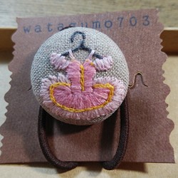 バレエ衣装のヘアゴム　手刺繍　くるみボタン　（濃pink） 1枚目の画像