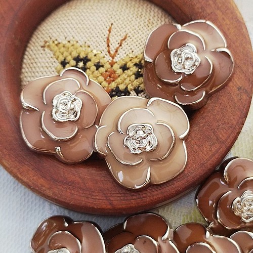 Hr08 24mm Set 6pcs Handmade 搪瓷玫瑰花 Morandi Color 茶色 銀色裝飾鈕扣 鈕扣 扣子dadabutton 的作品 Creemaー來自日本的手作 設計購物網站