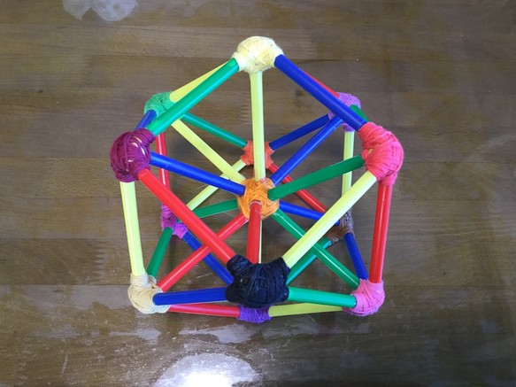フラクタル自然数単位ベクトル平衡体  ４色 立体魔方陣のDNA バージョン １２色刺繍糸仕上げ 1枚目の画像