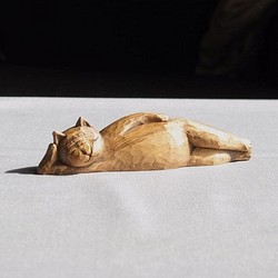 木彫りの涅槃猫　仏像ねこシリーズ ダークウォルナット色 1枚目の画像