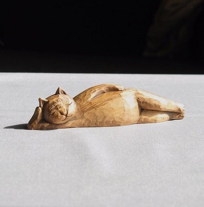 木彫りの涅槃猫　仏像ねこシリーズ ダークウォルナット色 1枚目の画像