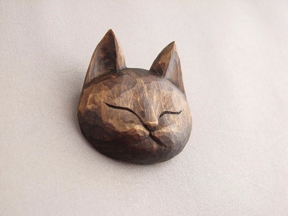 木彫り　細い目の猫ブローチ　1710 1枚目の画像