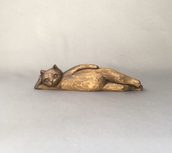 木彫りの目の開いた涅槃猫　仏像ねこシリーズ 1枚目の画像