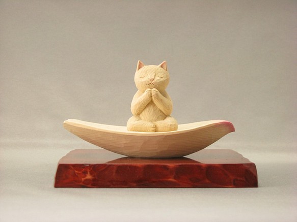 木彫り 蓮弁にのった合掌猫　淡彩色　猫仏さま　仏像ねこシリーズ 1枚目の画像