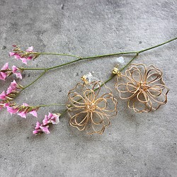 Gold wire flower pierce/earring(A) 1枚目の画像