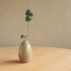 【一点もの】クリーム色で丸い備前焼の花瓶 1枚目の画像