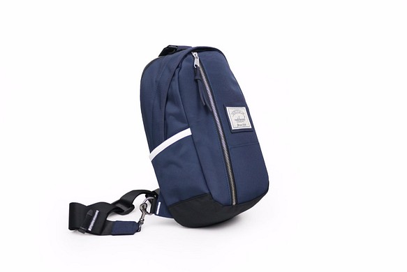 Matchwood Hunter Shoulder Bag 單肩後背包 側背包 斜背包 海軍藍白款 第1張的照片