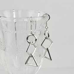 Sterling Silver Geometric Interlocking Earrings 1枚目の画像