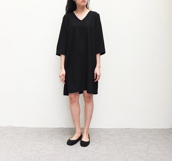 PINA DRESS   捏摺Ｖ領黑色不規則天絲棉洋裝 第1張的照片