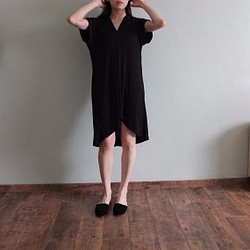 DÉSINVOLTE DRESS 捏摺Ｖ領黑色不規則天絲棉洋裝 第1張的照片