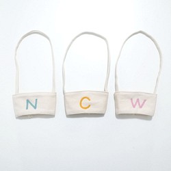 【Q-cute】羊毛氈簍空飲料袋系列-大杯客製化字母 第1張的照片