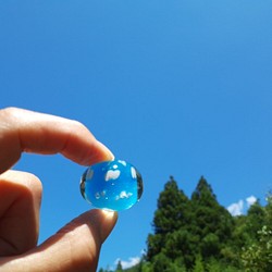 青い空と白い雲、水色ガラスに白の雲模様クリヤーガラスを被せた青空模様のとんぼ玉 1枚目の画像