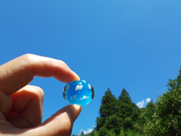 青い空と白い雲、水色ガラスに白の雲模様クリヤーガラスを被せた青空模様のとんぼ玉 1枚目の画像