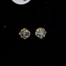 八面体結晶のラフダイヤモンド（ダイヤモンド原石） 直径約4.0mm 、0.23ct  K18YGのプチピアス（シングル） 1枚目の画像