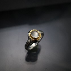 ムーンストーン（OVCB）22KYG-silver925 の指環（ピンキーサイズ） 1枚目の画像