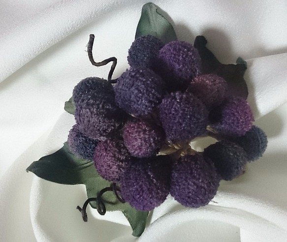 【たったひとつの染の花】
          葡萄のコサージュ 1枚目の画像