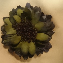 【たったひとつの染の花】　　　モスグリーンからこげ茶のグラディーションでシックなガーベラ髪飾り（コサージュ ピン付き） 1枚目の画像
