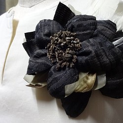 【たったひとつの布の花】ラメ糸が入ったブラウンの服地を使ったシックでおしゃれなコサージュ 1枚目の画像