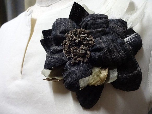 【たったひとつの布の花】ラメ糸が入ったブラウンの服地を使ったシックでおしゃれなコサージュ 1枚目の画像