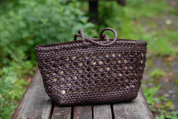 【受注製作】手編み牛革ショルダトートバッグしっかりとした編み込み こげ茶色　FB3048インナーバッグ付き 1枚目の画像
