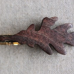 カシワの葉っぱ木製ネクタイピン 1枚目の画像