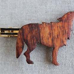 オオカミ木製ネクタイピン 1枚目の画像