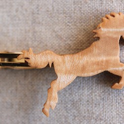 サラブレッド木製ネクタイピン 1枚目の画像