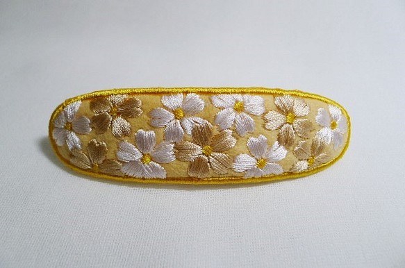 桜の刺繍バレッタ　ベージュ　10㎝金具 1枚目の画像