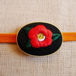 赤椿刺繍帯留め（金枠） 1枚目の画像