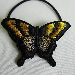 黒地に金銀糸揚羽蝶のヘアゴム 1枚目の画像