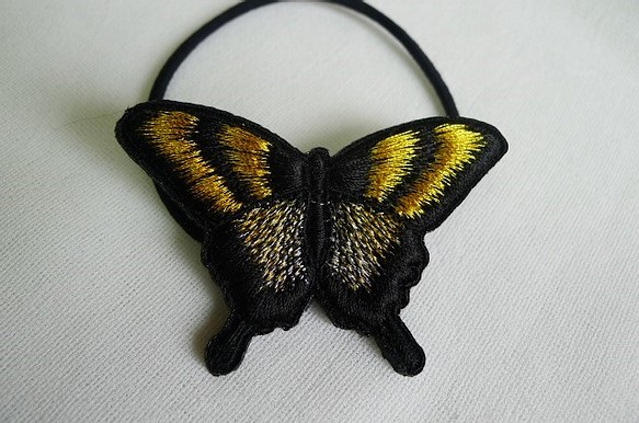 黒地に金銀糸揚羽蝶のヘアゴム 1枚目の画像