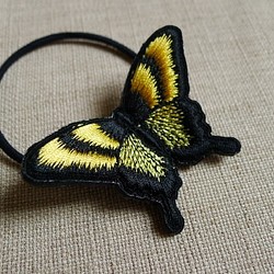 黄色と黒のアゲハ蝶のヘアゴム 1枚目の画像