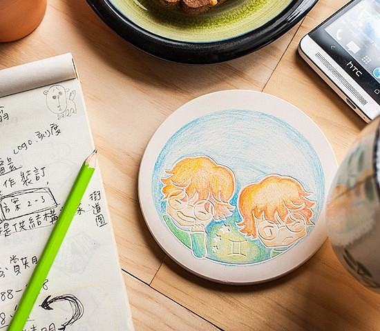 【客製化禮物 】DIY彩繪陶瓷十二星座男孩杯墊┇ 雙子男孩 第1張的照片
