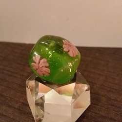小さなガラスの桜玉、グリーン系 1枚目の画像