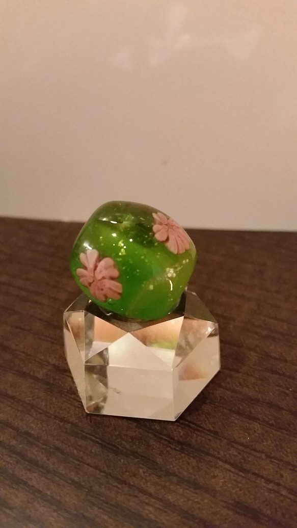 小さなガラスの桜玉、グリーン系 1枚目の画像