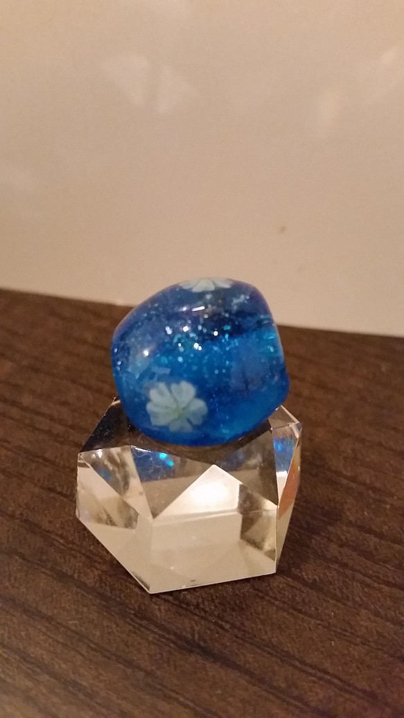 小さなガラスの桜玉、ブルー系2 1枚目の画像