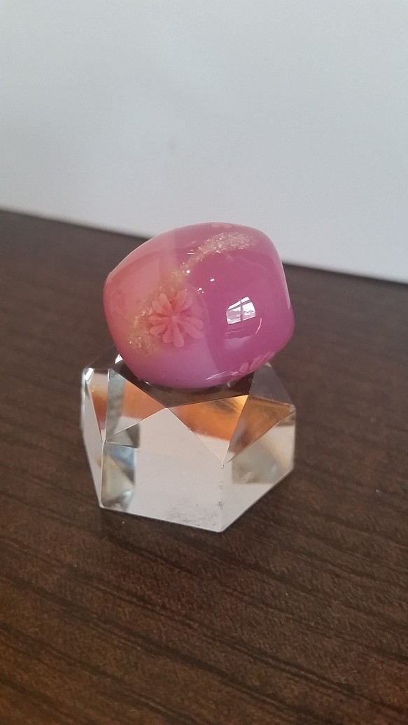 小さなガラスのツートーンカラー、桜玉ピンク系 1枚目の画像
