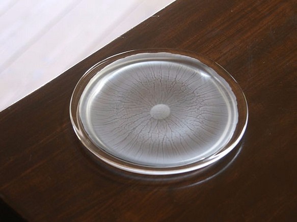 宙吹き硝子の表面にダイヤでカットを施した、直径１４センチの硝子製和菓子平皿 1枚目の画像