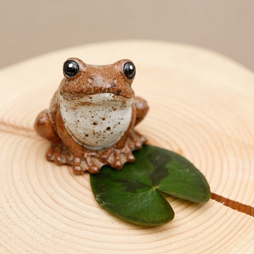 受注生産 小 陶器のカエル 福が かえる 人が無事 かえる アカ 置物 かわいい動物陶器クラフト悠季 通販 Creema クリーマ ハンドメイド 手作り クラフト作品の販売サイト