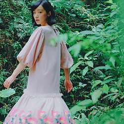 藕粉罌粟繡花蓬袖連身洋裝 第1張的照片
